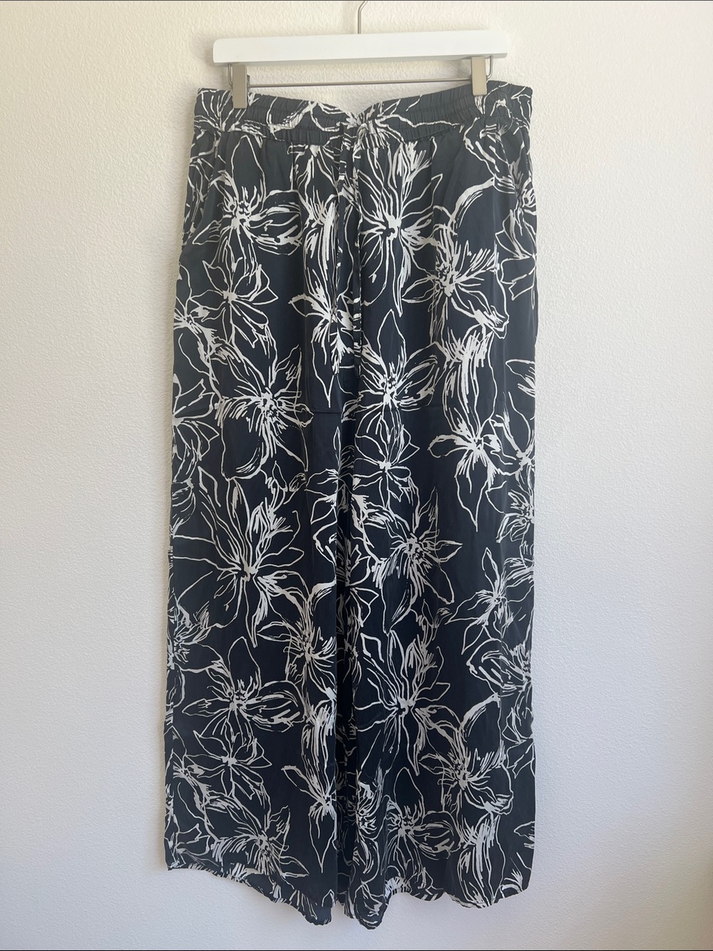 Joie Black and White Floral 100% Silk Pants